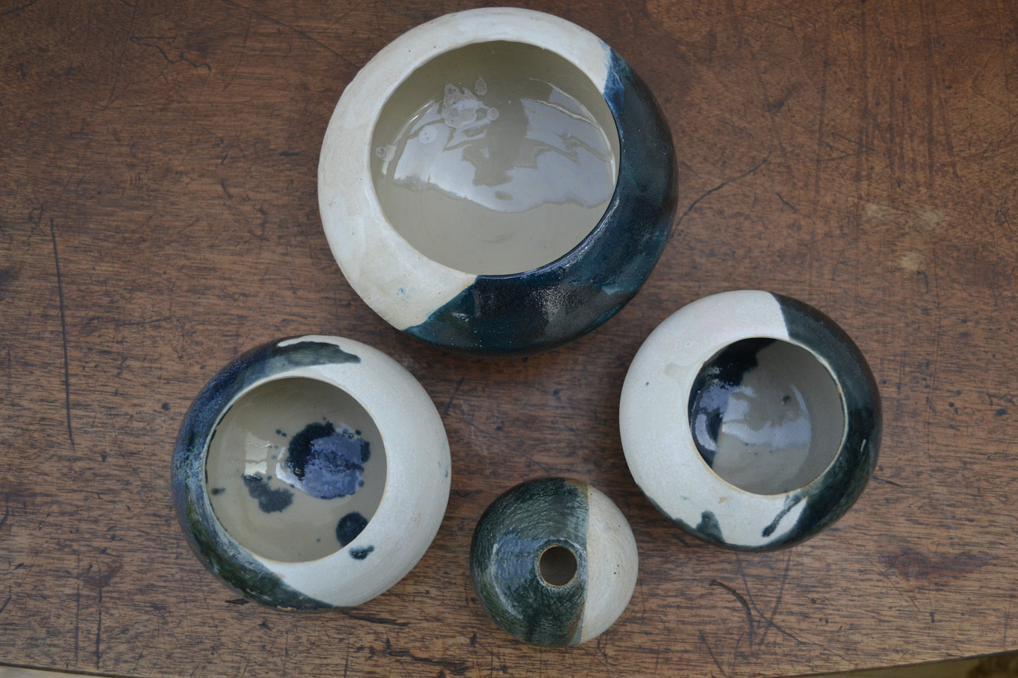 Set van vier wit-blauwe kommetjes